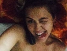 Miley Cyrus posta foto sem blusa durante conversa com uma paquera
