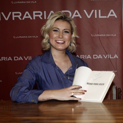 Andressa Urach lança biografia em SP com presença de "famosos"