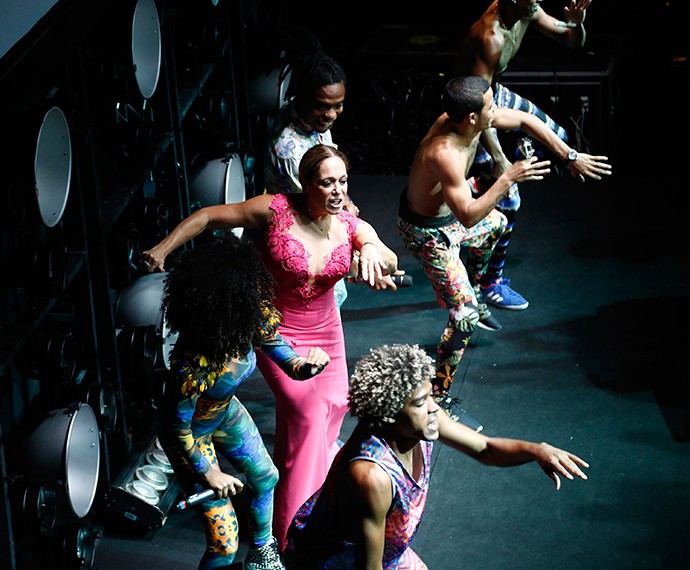 Susana Vieira beija mulher e dança funk até o chão em festa