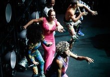 Susana Vieira beija mulher e dança funk até o chão em festa