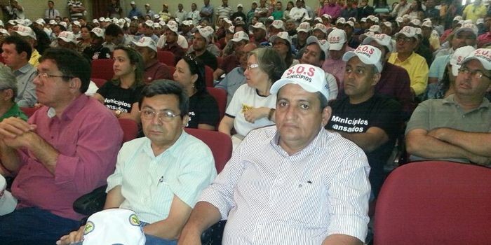 No Protesto dos Prefeitos em Teresina, Zé Resende comanda narração da caminhada.