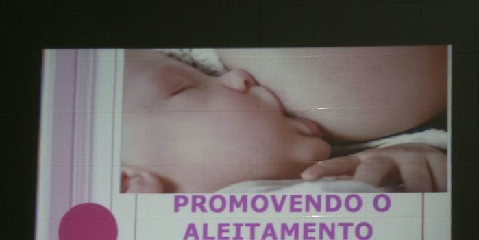 Enfermeira promove palestra com gestantes sobre aleitamento