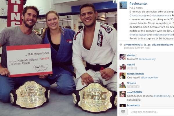 Ronda Rousey deixa seu cinturão do UFC em projeto social no Brasil