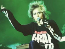 Nanda Costa faz show em retiro com a ex-namorada de Cássia Eller