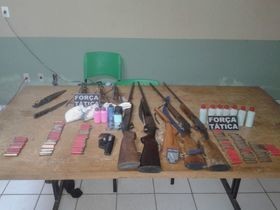 Força Tática Paulistana prende homem com várias espingardas e munições.