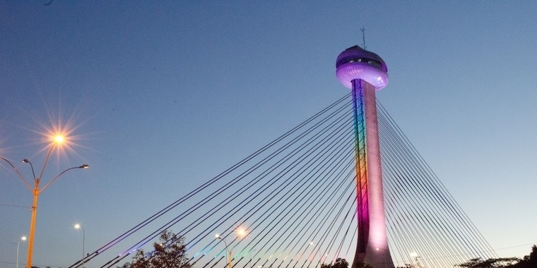 Ponte Estaiada ganha iluminação dourada em alerta ao câncer