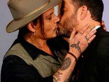 Johnny Depp beija um apresentador na boca em programa de televisão