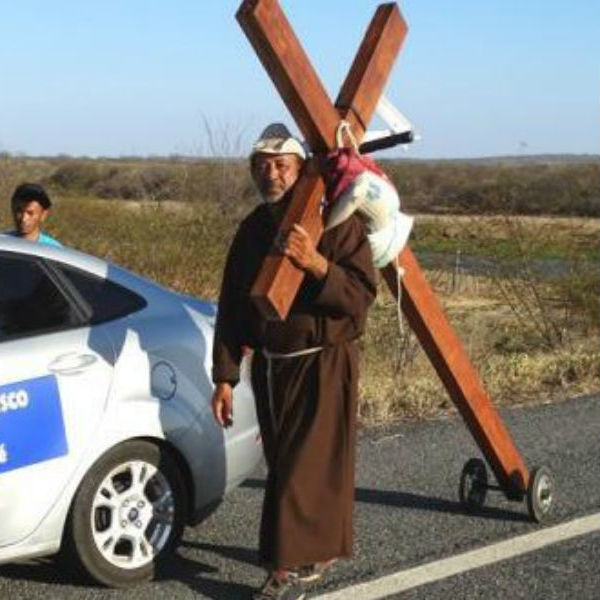 Piauiense anda 450km carregando cruz de 50Kg para pagar promessa