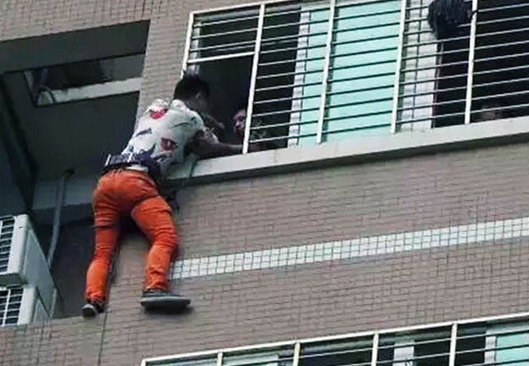 Marido chega de surpresa e amante passa a noite na janela de prédio