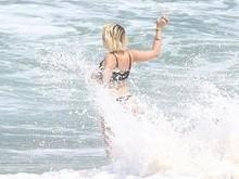 Bruna Linzmeyer faz cena de lingerie e exibe bumbum empinado