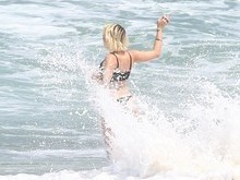 Bruna Linzmeyer faz cena de lingerie e exibe bumbum empinado