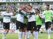 Coritiba vence clássico contra Atlético-PR e deixa a degola