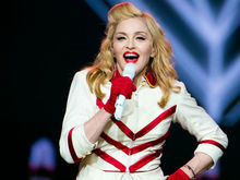 Madonna teria obrigado um dançarino a beijar seus pés, diz jornal