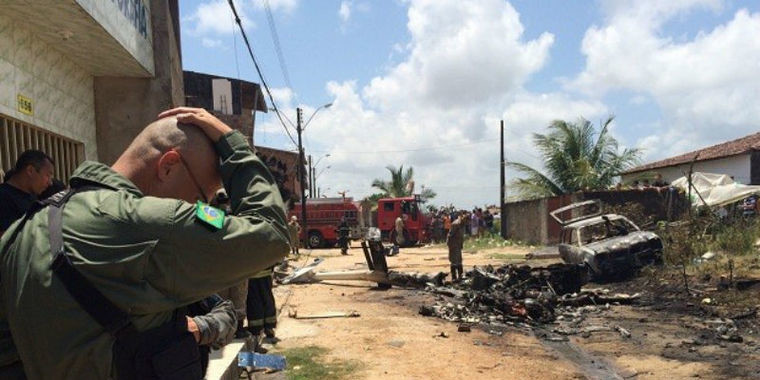 Helicóptero usado pela Polícia Militar cai e mata quatro pessoas