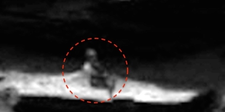 Nasa fotografa vulto de um suposto velinho sentado em Marte