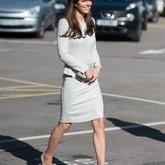 Kate Middleton usa vestido branco de R$2 mil em visita a presídio