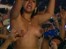 Mulher chama atenção por tirar a roupa durante show no Rock in Rio