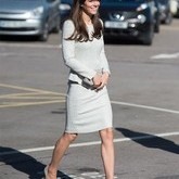 Kate Middleton usa vestido branco de R$2 mil em visita a presídio