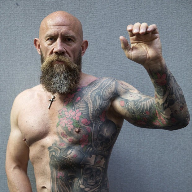 Homem Que So Tem A Metade Do Corpo Homem chama atenção por ter apenas a metade do corpo tatuado