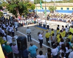 Hasteamento das bandeiras marca o início das comemorações dos 82 anos de Buriti dos Lopes
