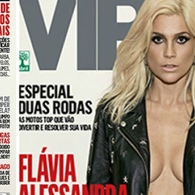 Flávia Alessandra posa com parte de seios à mostra para revista Vip