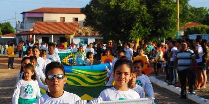 Prefeita Vânia Ribeiro se encanta com as belas apresentações do desfile cívico de 7 de Setembro em Cajueiro da Praia