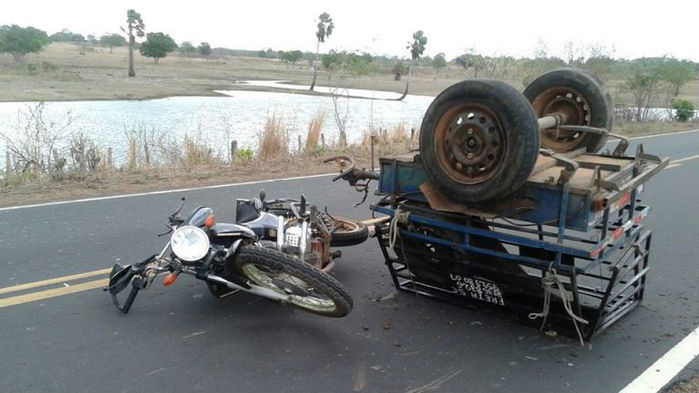 Moto e reboque em que vinha Francisco Railson