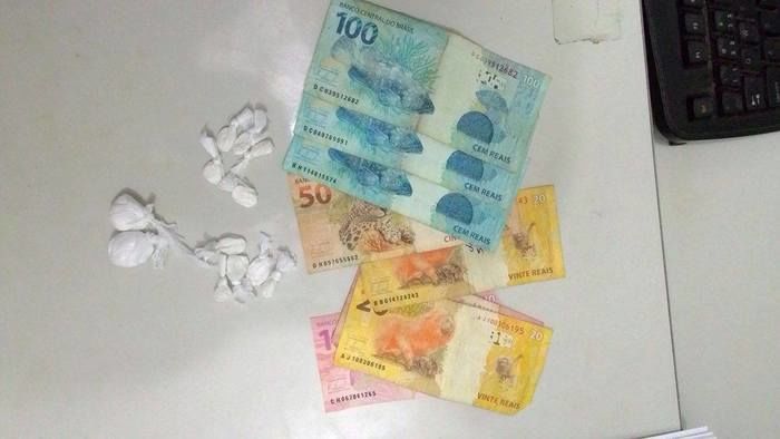 Droga e dinheiro apreendidos com Marcelo da Silva Pereira
