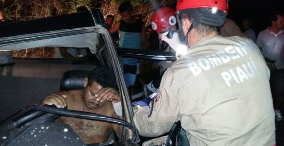 Homem fica preso às ferragens após violenta colisão na BR-402
