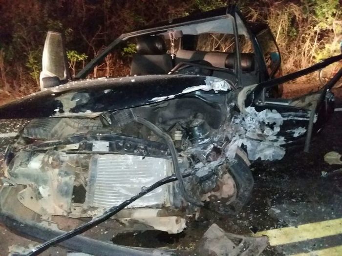 Fiat Uno ficou destruído