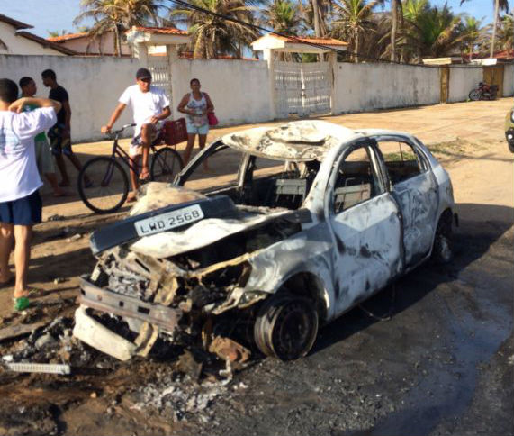 Carro capota várias vezes e pega foto após colidir com animal