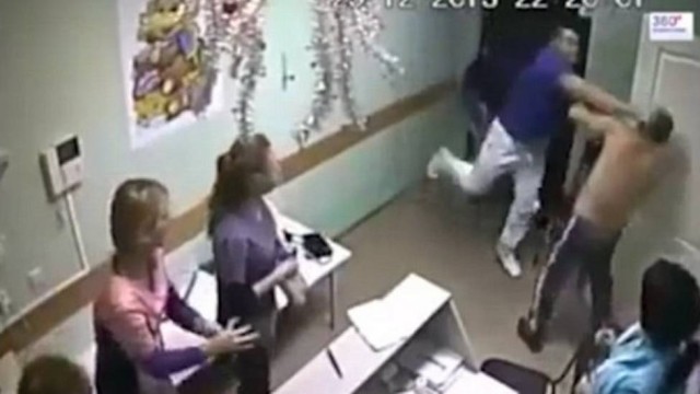 Médico agride paciente (Crédito: Reprodução/ Youtube)
