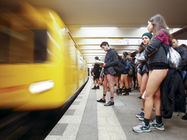Pessoas participam do evento "Viagem sem calça no metrô"; em Berlim, na Alemanha (Crédito: Hannibal Hanschke/Reuters))