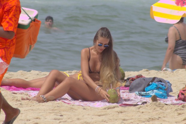 Yasmin Brunet exibe corpo escutural em praia (Crédito: Reprodução)