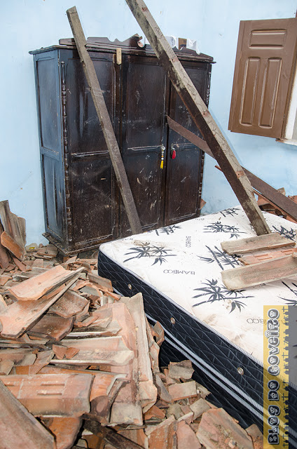 Telhado da casa desmoronou na madrugada (Crédito: Reprodução)