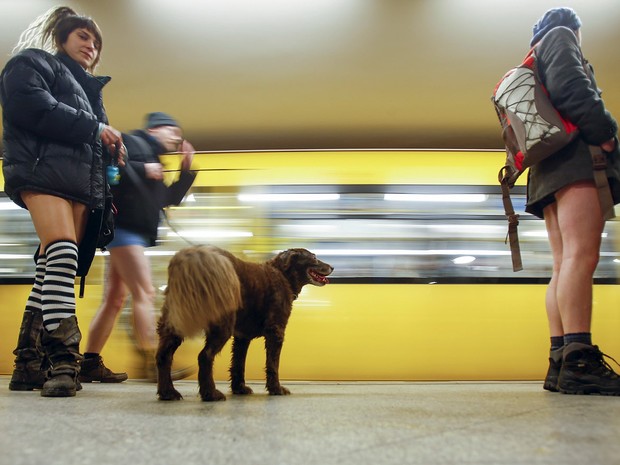 Pessoas participam do evento "Viagem sem calça no metrô"; em Berlim, na Alemanha (Crédito: Hannibal Hanschke/Reuters))