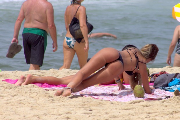 Yasmin Brunet exibe corpo escutural em praia (Crédito: Reprodução)