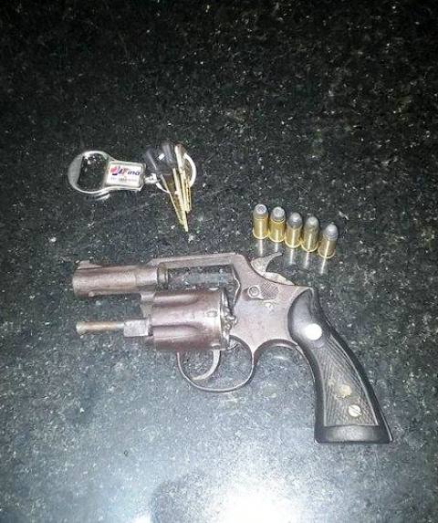 Arma apreeendida com a dupla