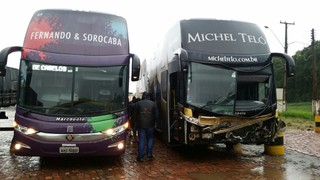 Ônibus de Fernando e Sorocaba resgata equipe de Michel Teló (Crédito: Divulgação)