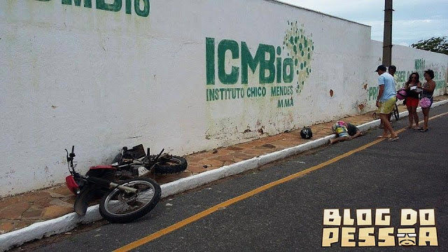 Jovem morre após colidir em muro (Crédito: Reprodução/Blog do Pessoa)