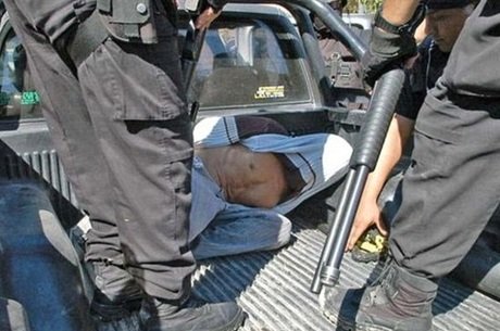 Acusado preso pela polícia (Crédito: Reprodução)