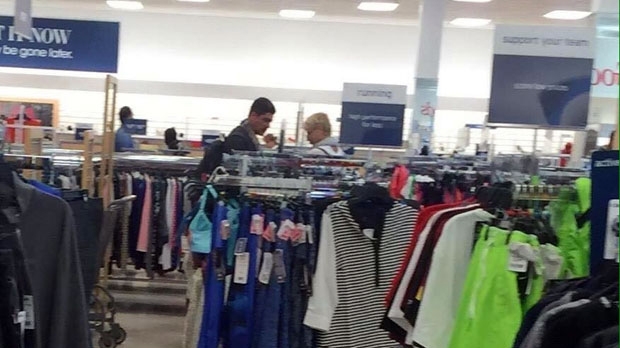 Xuxa fazendo compras em loja popular (Crédito: Divulgação)