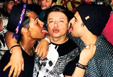 David Brazil ganha lambida de Caio Castro