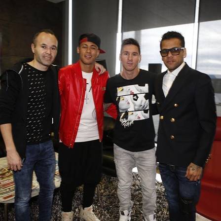 Messi e Neymar, com Iniesta e Daniel Alves, antes da viagem para premiação da Bola de Ouro da Fifa (Crédito: Reprodução)