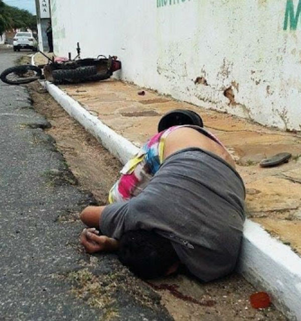 Motociclista morre após colidir cabeça contra muro em Parnaíba