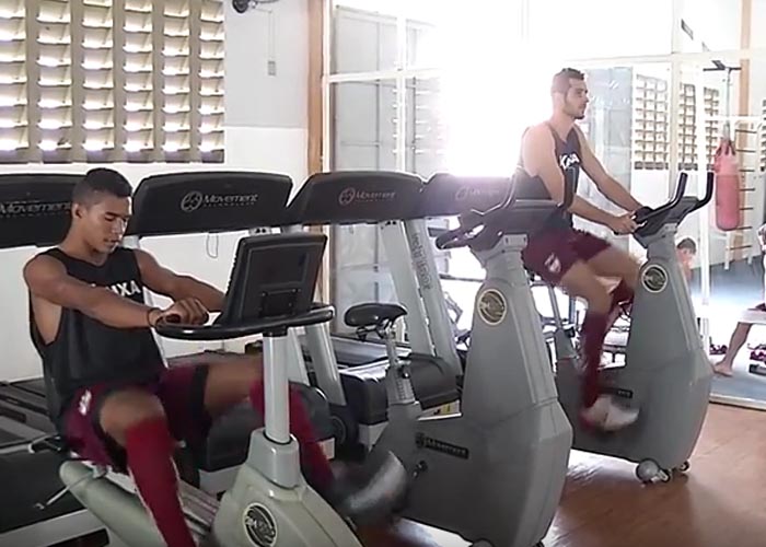 Atletas do River no centro de treinamento