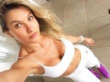 Andressa Suita posa sem make e usando top branco para treinos