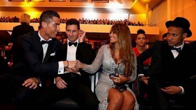 Cristiano Ronaldo cumprimentando mulher de Messi (Crédito: Reprodução)