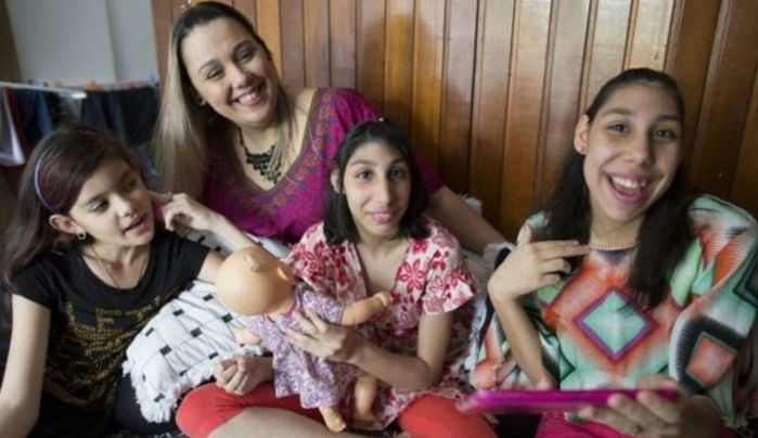 Viviane têm duas filhas com microcefalia (Crédito: Reprodução)