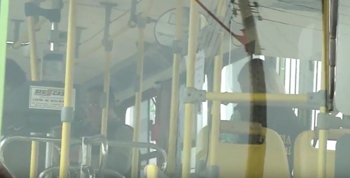 Peritos realizam procedimentos no ônibus (Crédito: Reprodução/TV Meio Norte)